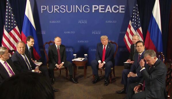 Красная дорожка и рукопожатие: Путин и Трамп встретились на Аляске - 16.08.2025, Sputnik Молдова