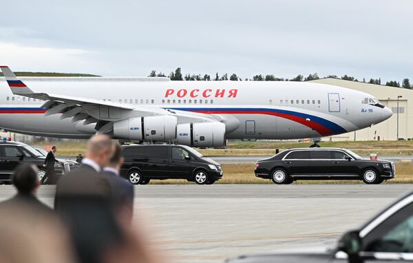 Красная дорожка и рукопожатие: Путин и Трамп встретились на Аляске - 16.08.2025, Sputnik Молдова