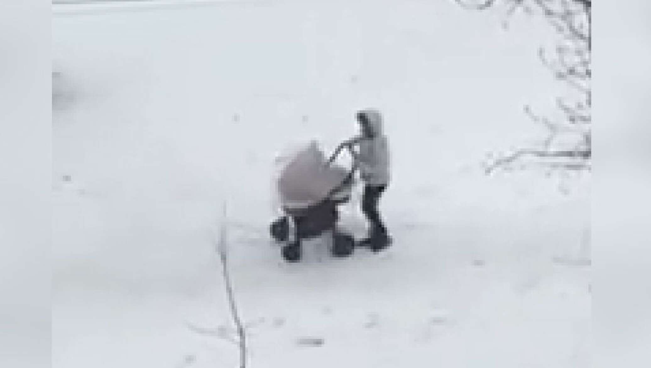 Se întâmplă la Chișinău: O mamă cu cărucior își face cu greu drum printre troiene 