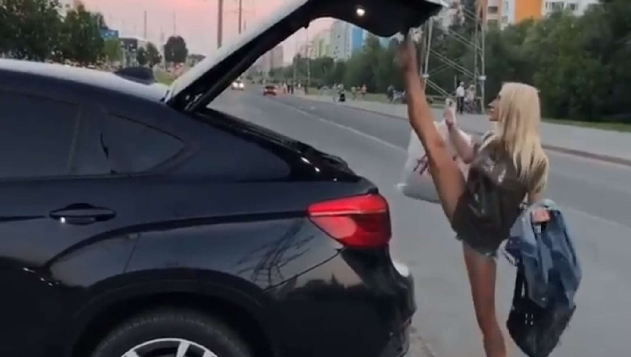 Trebuie să vezi neapărat asta: Iată cum o șoferiță blondă închide portbagajul mașinii