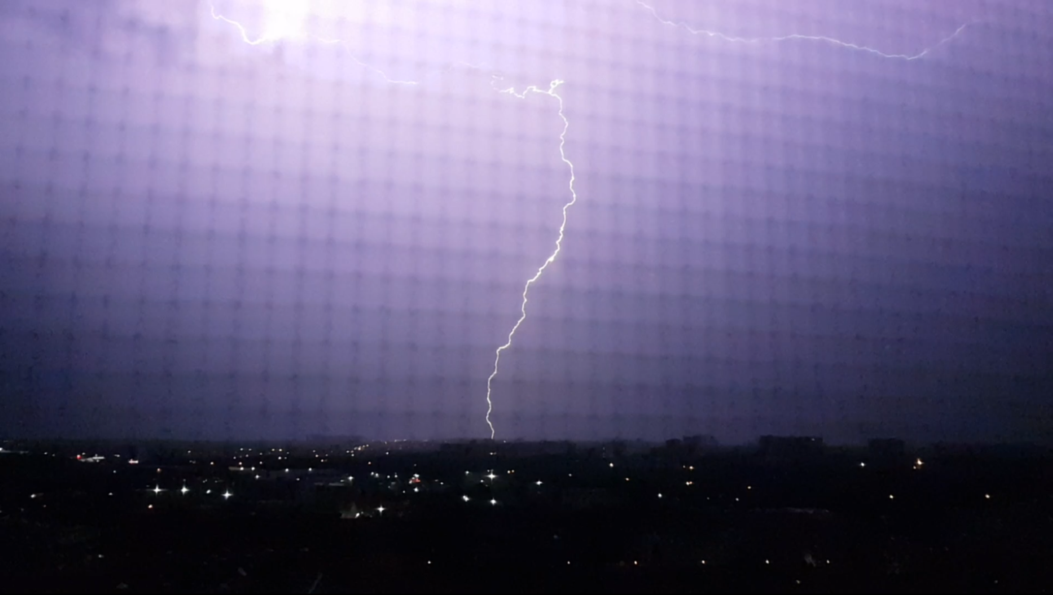 Strașnic de frumos: Fulgere spectaculoase în Chișinău - Video