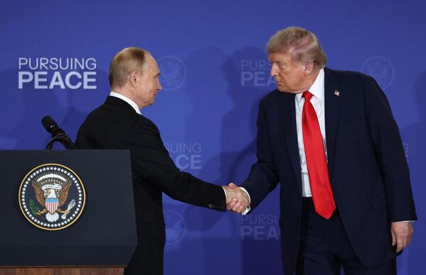 Красная дорожка и рукопожатие: Путин и Трамп встретились на Аляске - 16.08.2025, Sputnik Молдова
