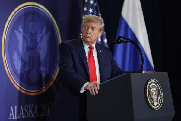 Красная дорожка и рукопожатие: Путин и Трамп встретились на Аляске - 16.08.2025, Sputnik Молдова
