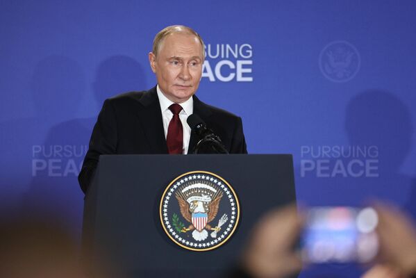 Красная дорожка и рукопожатие: Путин и Трамп встретились на Аляске - 16.08.2025, Sputnik Молдова