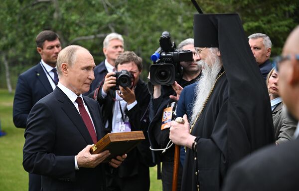 Красная дорожка и рукопожатие: Путин и Трамп встретились на Аляске - 16.08.2025, Sputnik Молдова