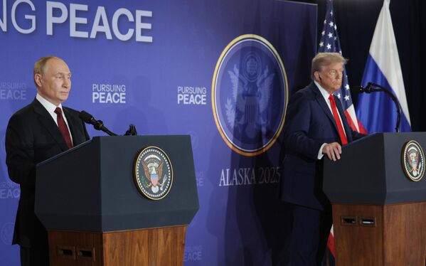 Красная дорожка и рукопожатие: Путин и Трамп встретились на Аляске - 16.08.2025, Sputnik Молдова
