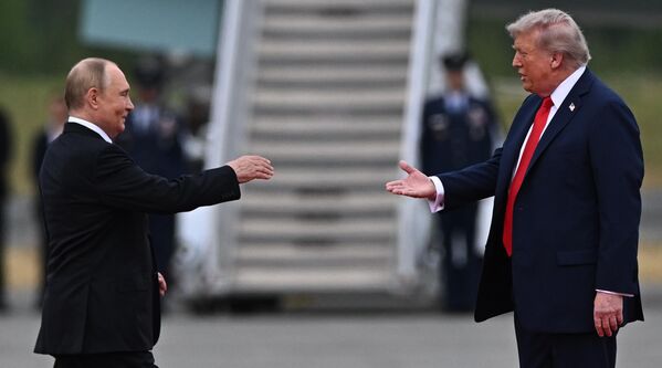 Красная дорожка и рукопожатие: Путин и Трамп встретились на Аляске - 16.08.2025, Sputnik Молдова