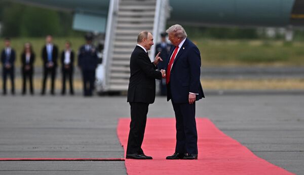 Красная дорожка и рукопожатие: Путин и Трамп встретились на Аляске - 16.08.2025, Sputnik Молдова
