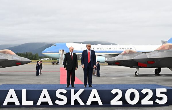 Красная дорожка и рукопожатие: Путин и Трамп встретились на Аляске - 16.08.2025, Sputnik Молдова