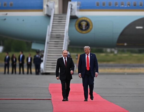 Красная дорожка и рукопожатие: Путин и Трамп встретились на Аляске - 16.08.2025, Sputnik Молдова