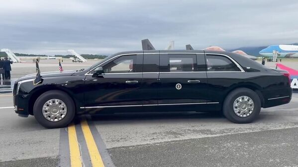 Красная дорожка и рукопожатие: Путин и Трамп встретились на Аляске - 16.08.2025, Sputnik Молдова