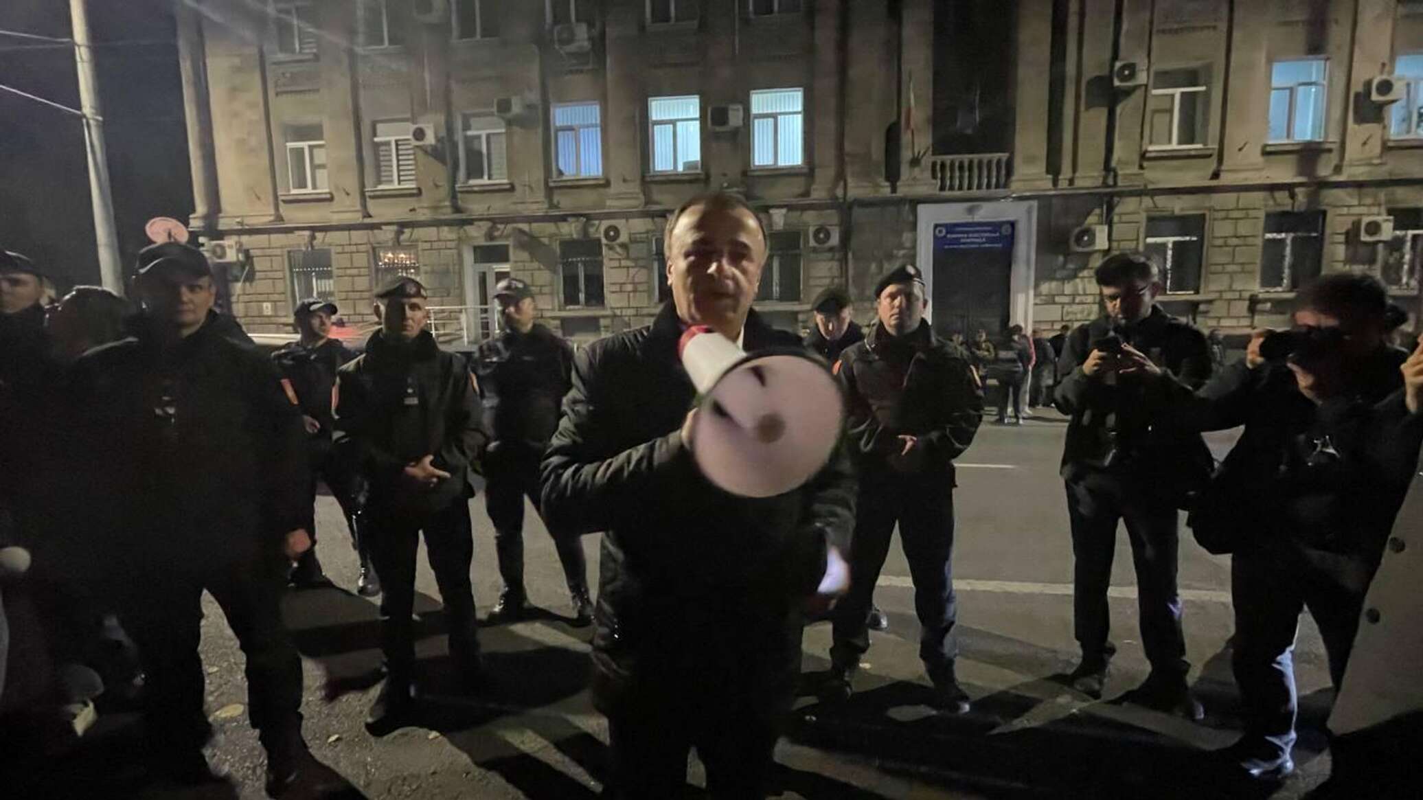 Патриотический блок провел ночной протест у здания ЦИК 