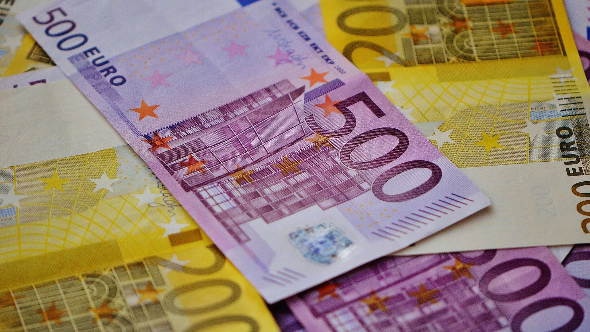Care sunt angajații din România ce câștigă și 5000 de euro lunar