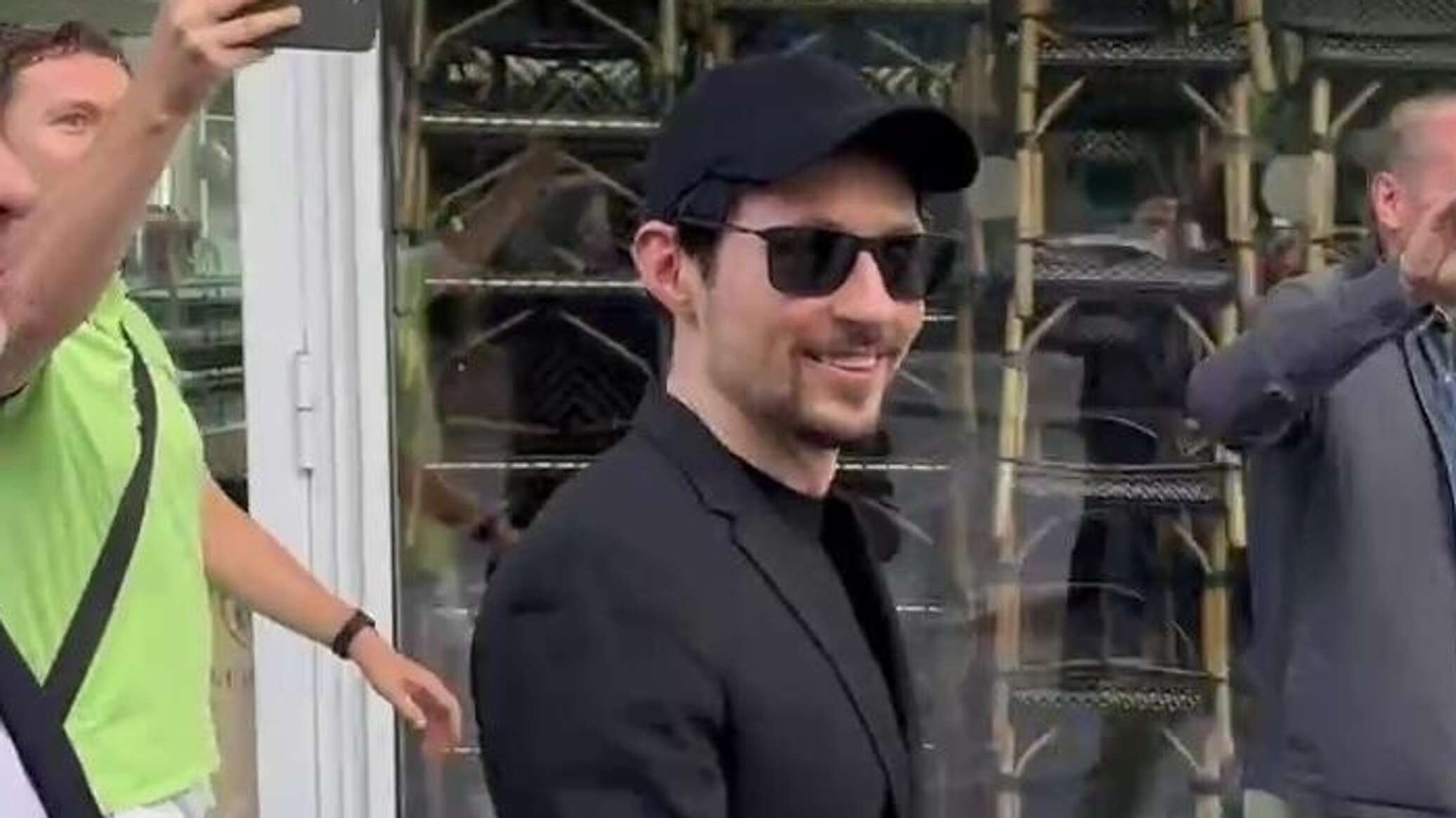 Вау! Русский миллиардер вскрыл парижские тайны 