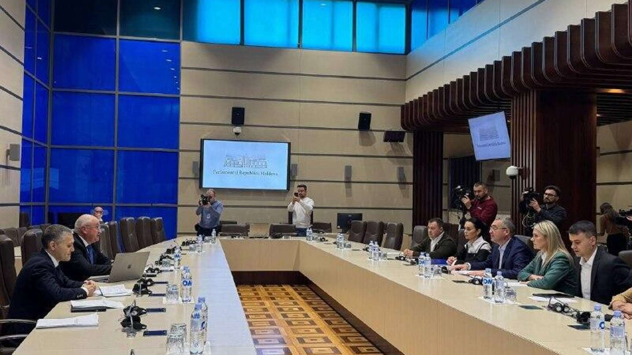 Лидеры двух фракций потребовали отложить рассмотрение нового кабмина 