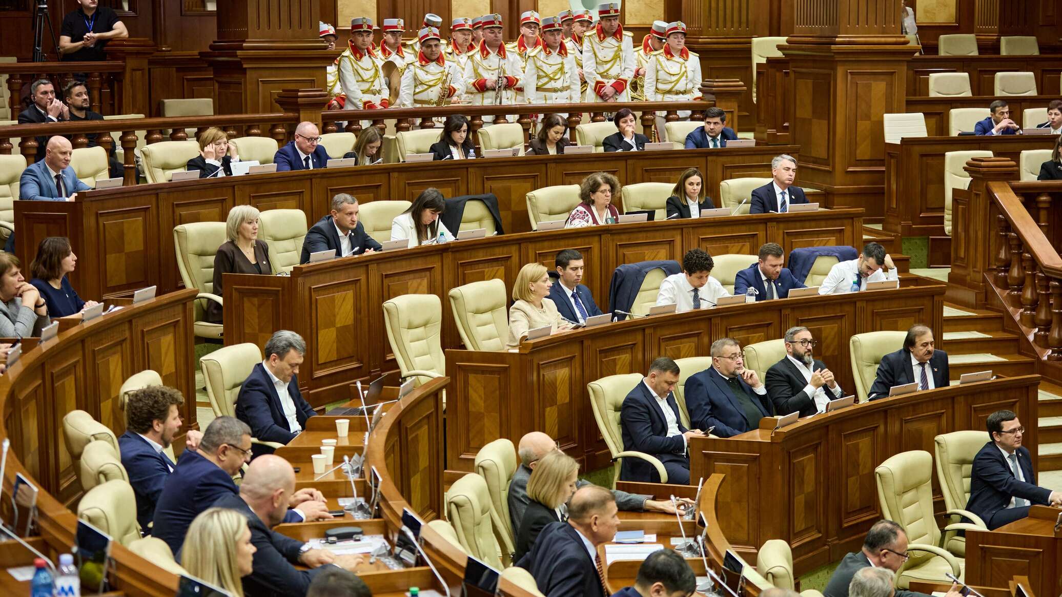 Восемь депутатов от PAS отказались от мандатов в парламенте 