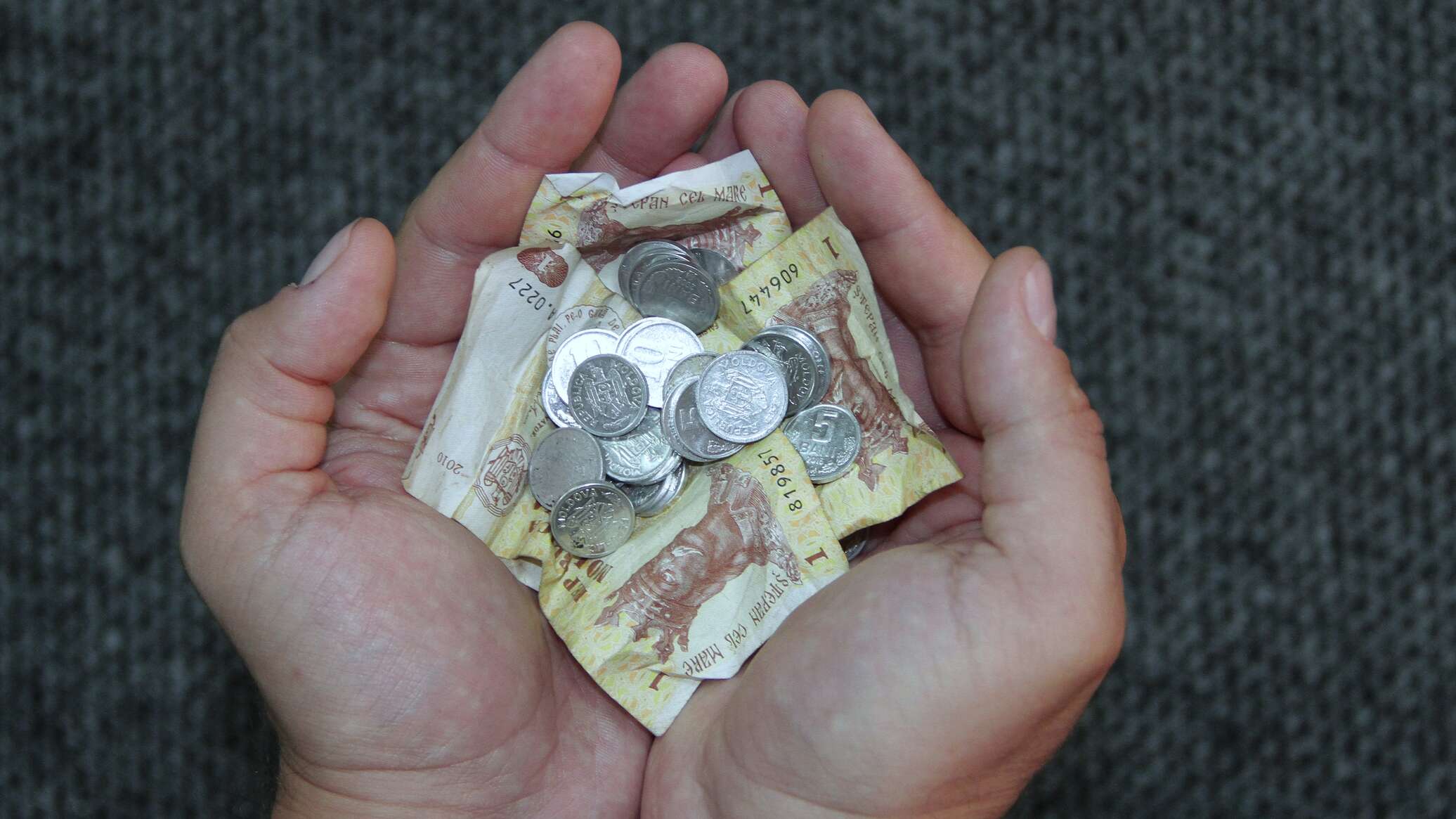 Профсоюзы Молдовы просят кабмин повысить минимальную зарплату до 8050 леев