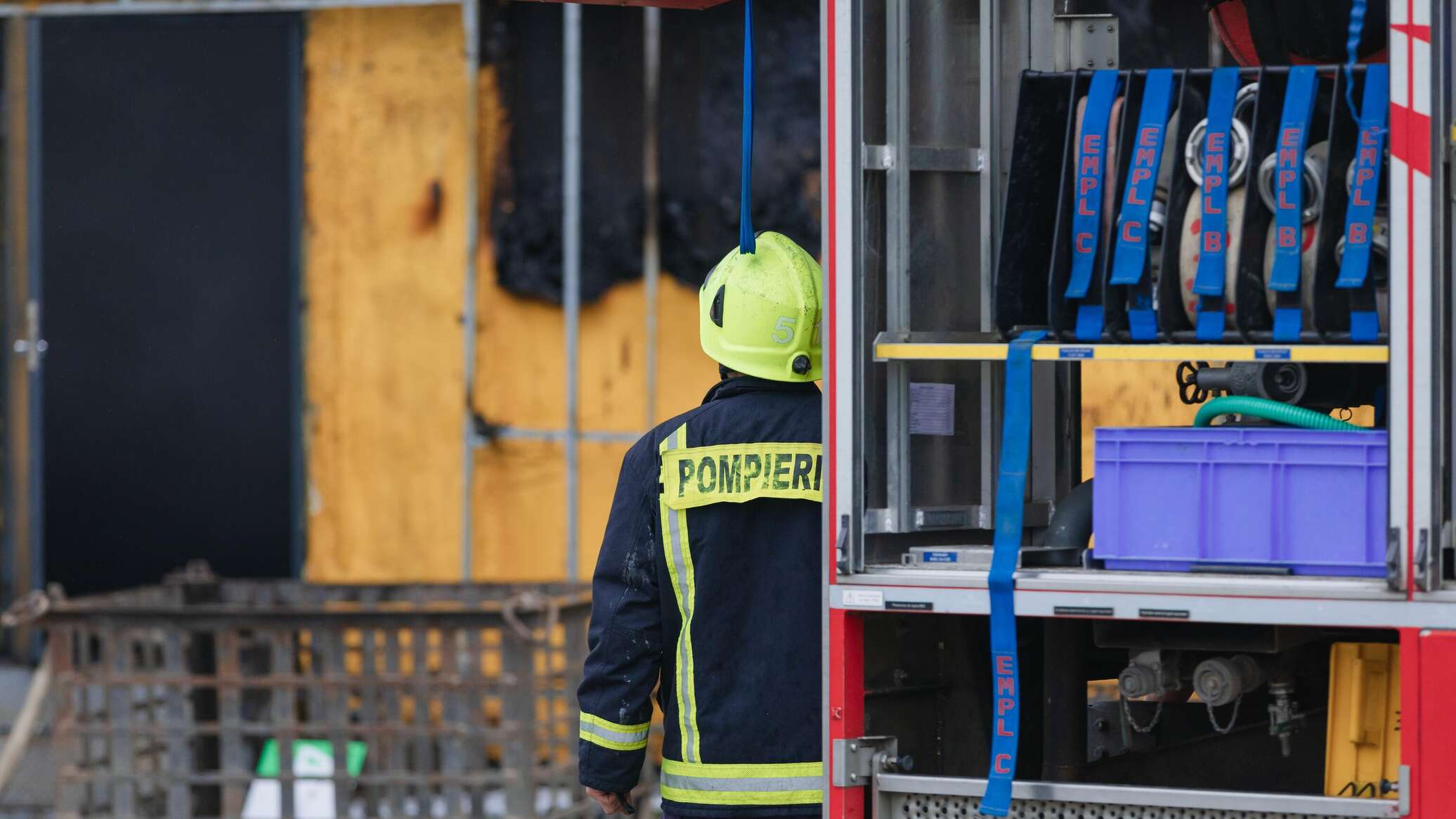 Пожар в Ватре: с огнем боролись три десятка пожарных, эвакуировали 15 человек