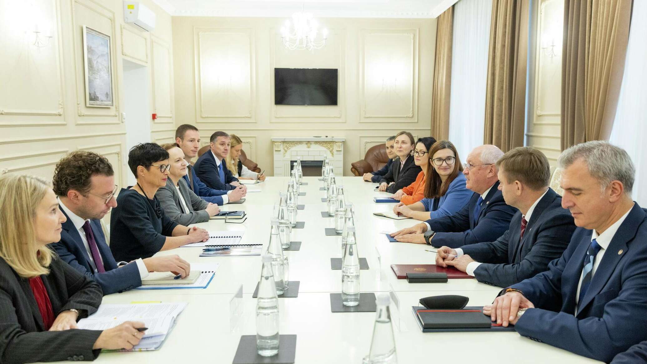 Новые члены кабмина Молдовы представлены еврокомиссару по расширению Марте Кос 