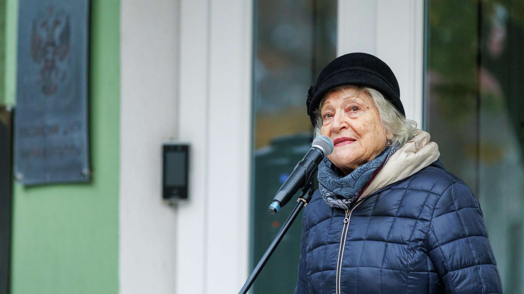 Глава Русской общины пришла в парламент высказаться в защиту "Русского дома" 