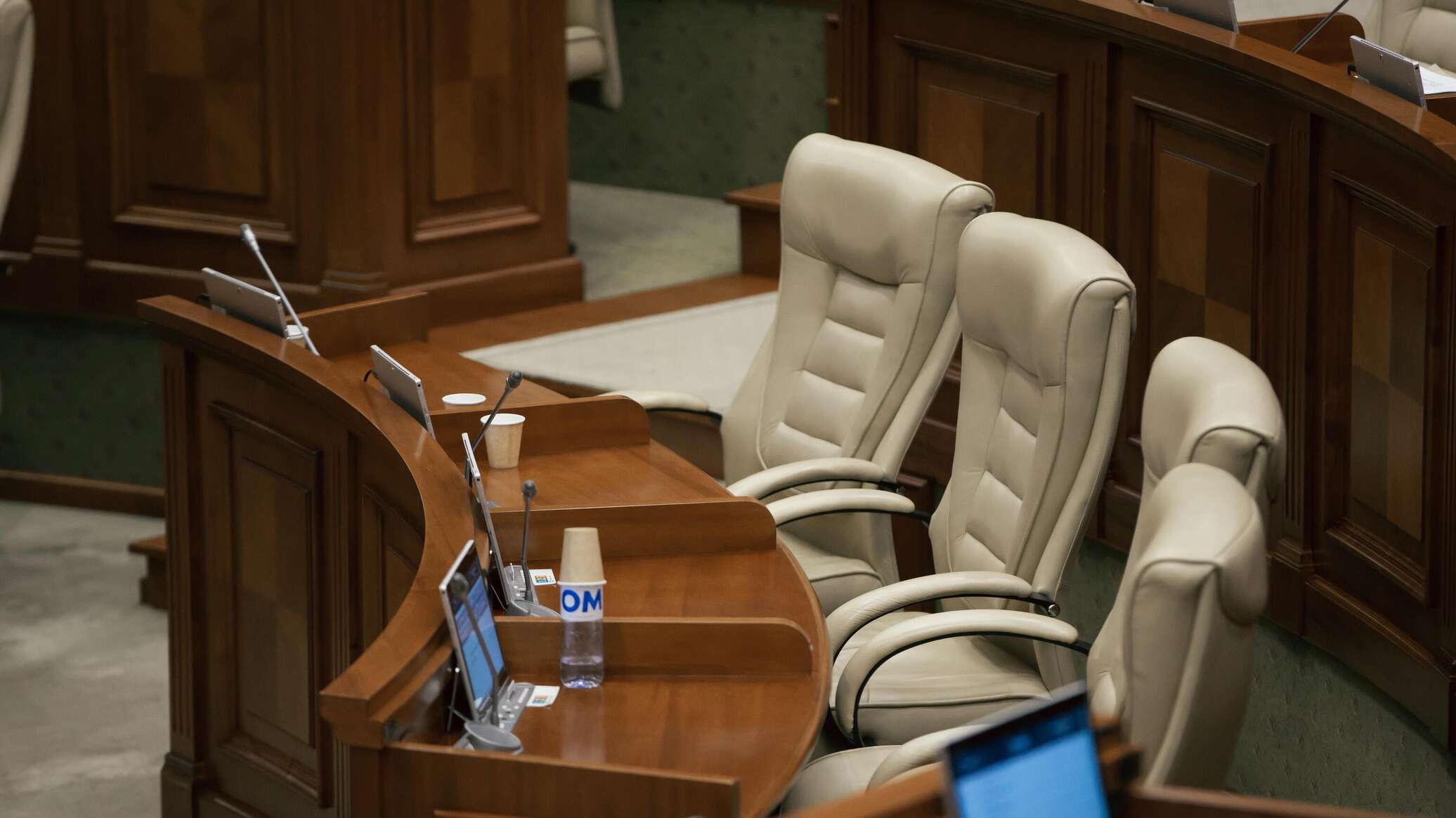 Парламент Молдовы покидают еще пять депутатов партии "Действие и солидарность" 