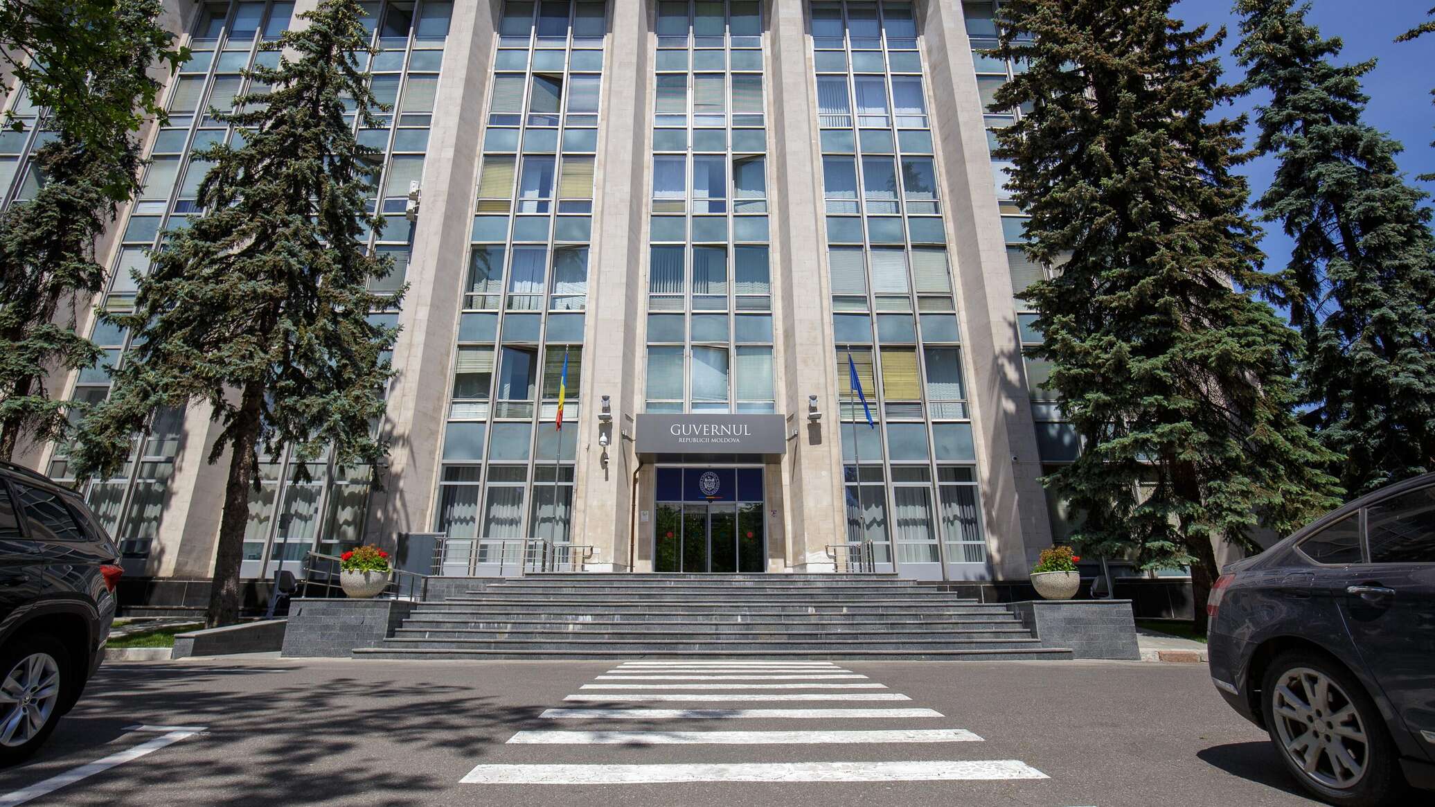 Премьеры соседних стран поздравили главу кабмина Молдовы со вступлением в должность 