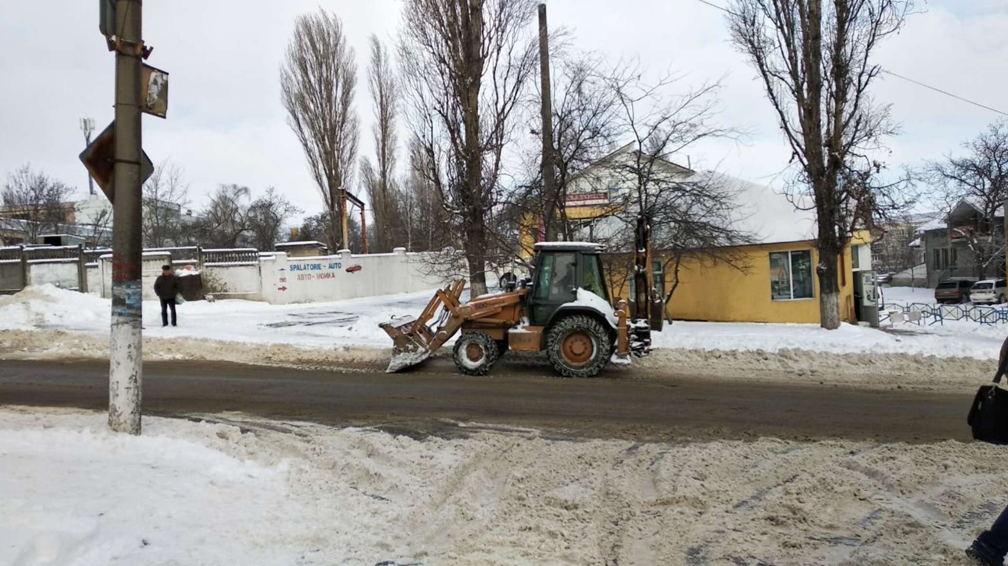 В Молдове продолжают расчистку снега на дорогах после снегопада 