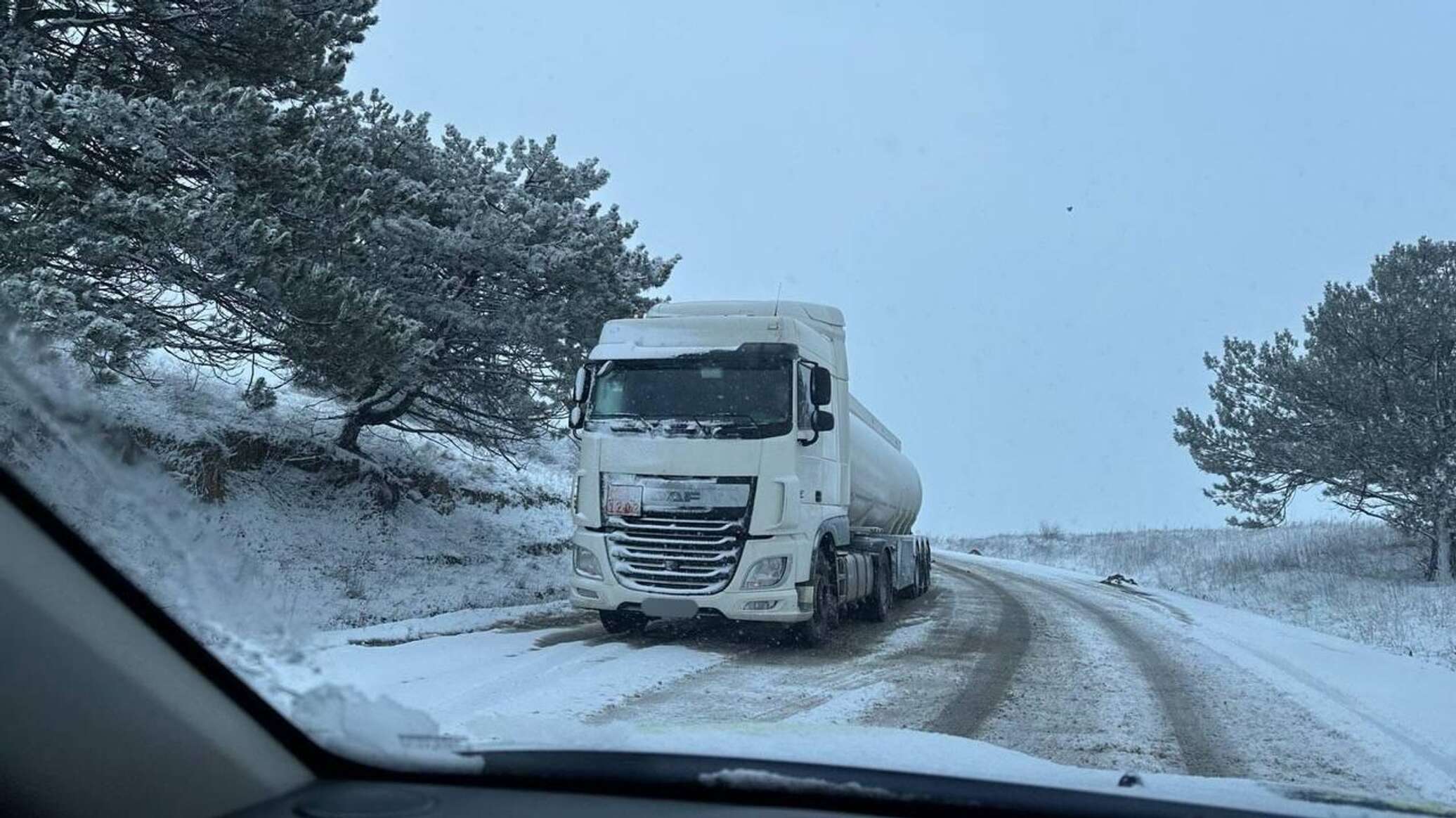 Десятки ДТП и закрытые трассы: в Молдову пришла метель
