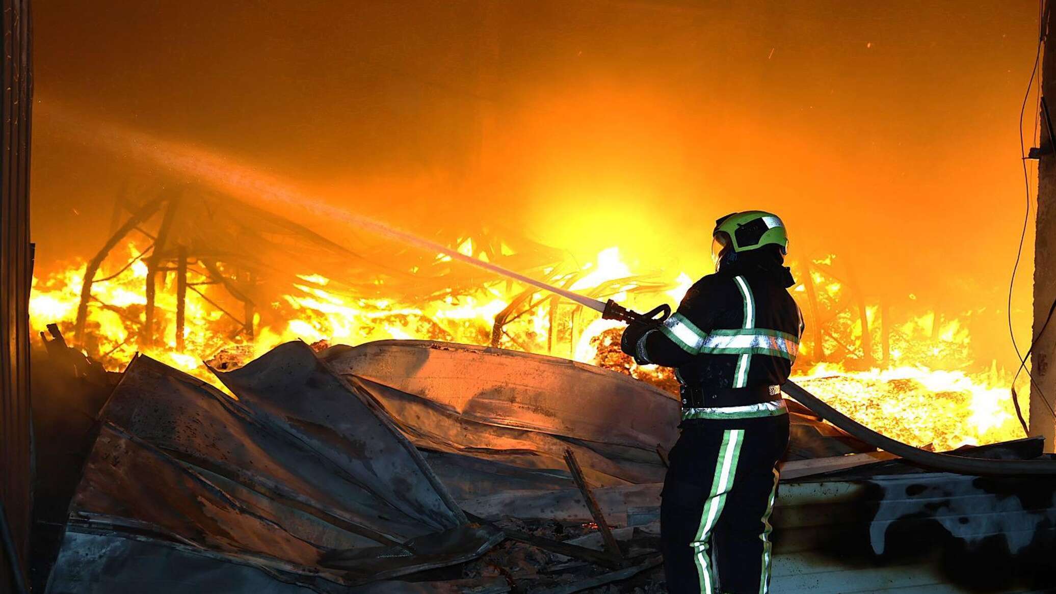 Крупный пожар на складе в Кишиневе: дым расходится по городу