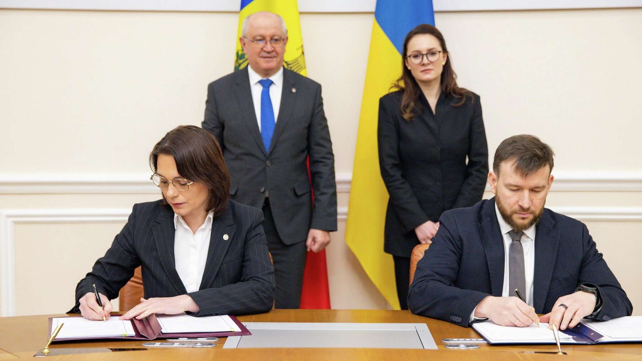 Правительства Молдовы и Украины подписали три соглашения о сотрудничестве