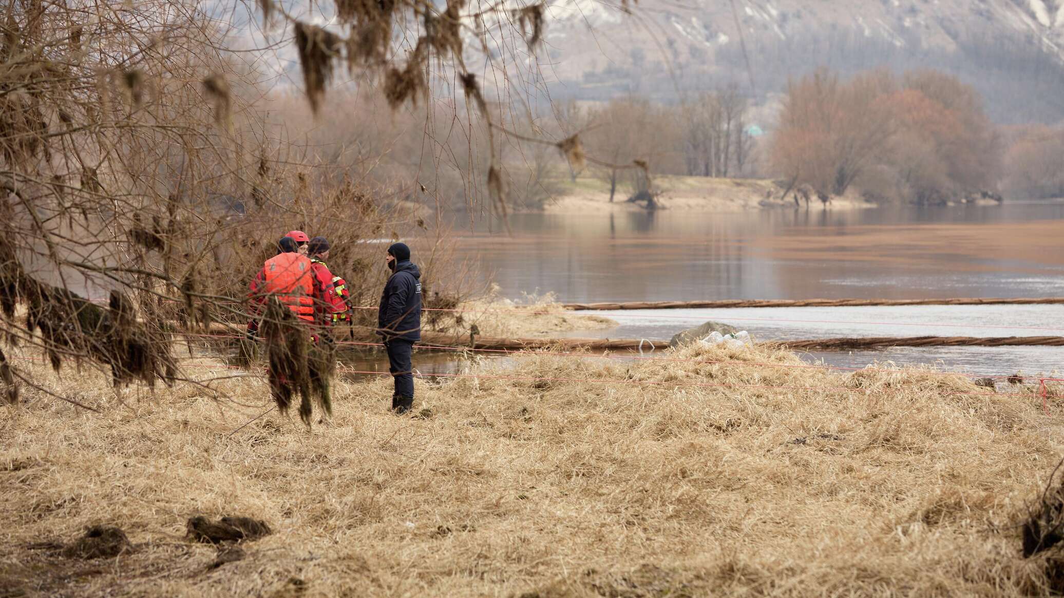 Обнаружены новые пятна нефтепродуктов на Днестре в Молдове