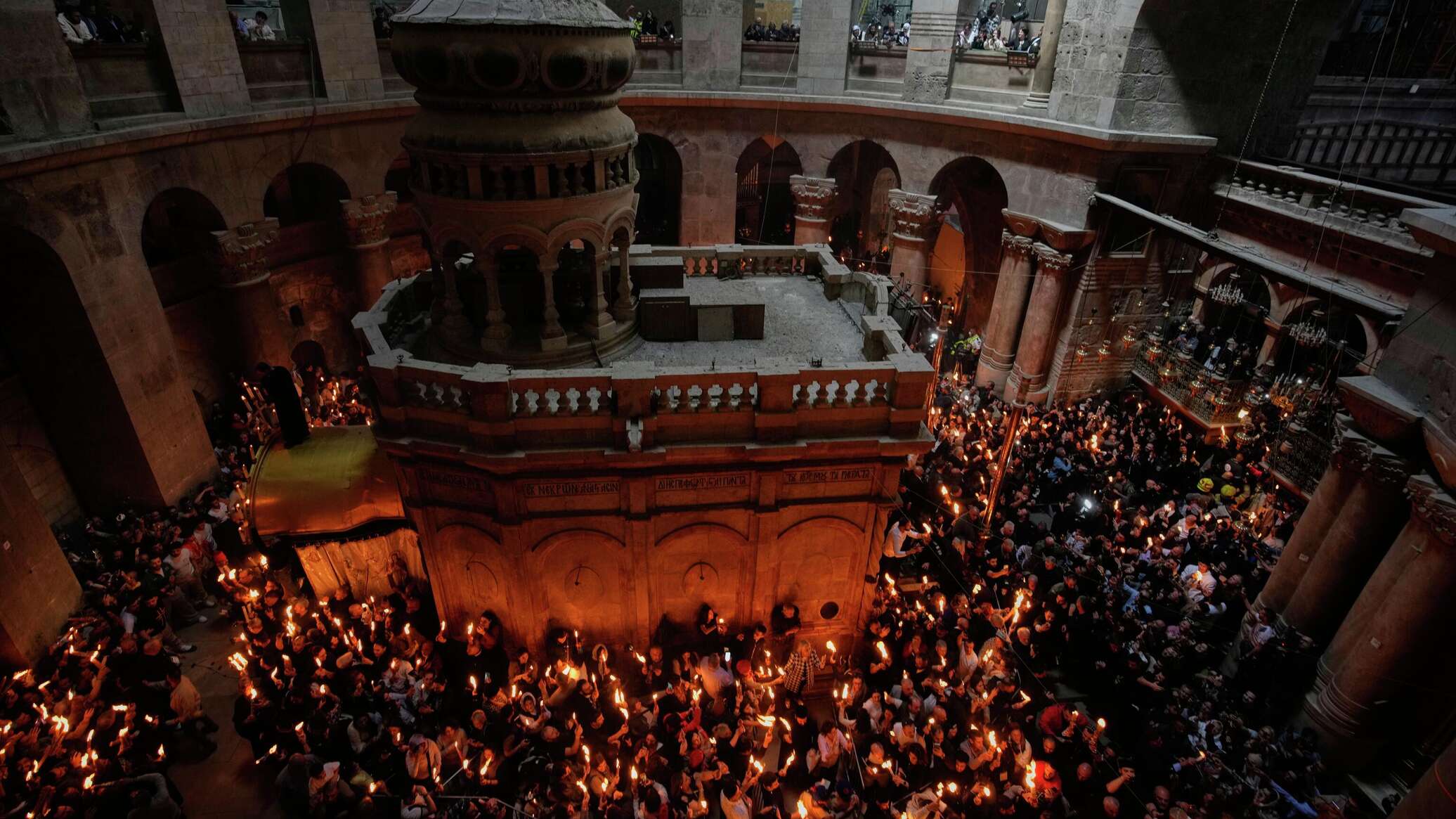 В храме Гроба Господня в Иерусалиме вновь сошел Благодатный огонь 