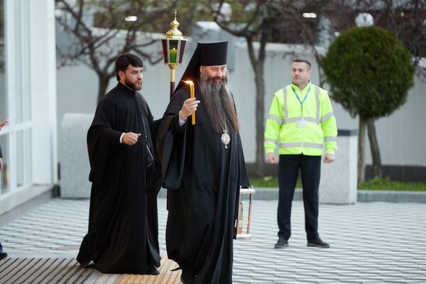 Частичка Благодатного огня прибыла в Молдову из Иерусалима - 11.04.2026, Sputnik Молдова