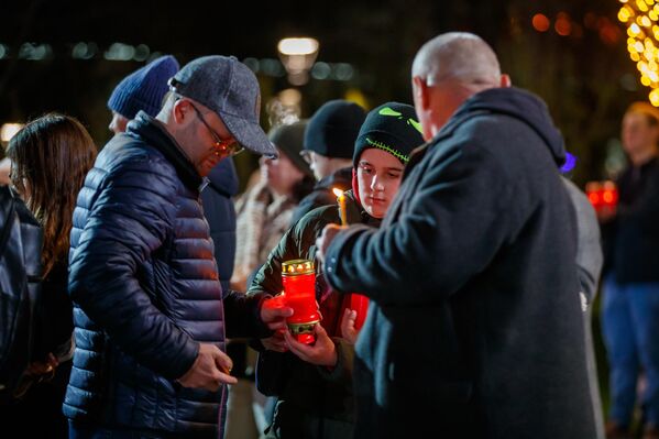 Частичка Благодатного огня прибыла в Молдову из Иерусалима - 11.04.2026, Sputnik Молдова