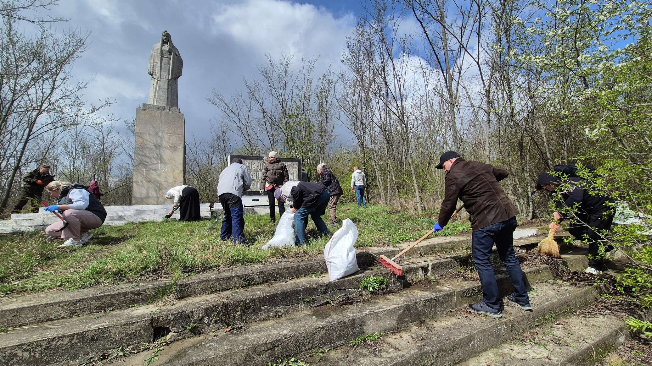 Мемориал Жертвам фашизма благоустраивают в Сороках ко Дню Победы 