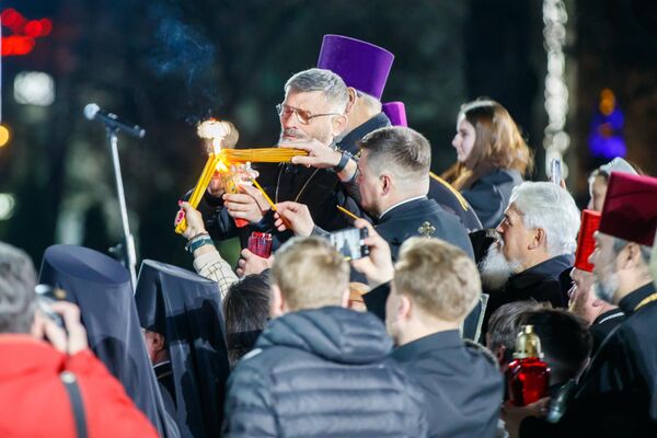 Частичка Благодатного огня прибыла в Молдову из Иерусалима - 11.04.2026, Sputnik Молдова