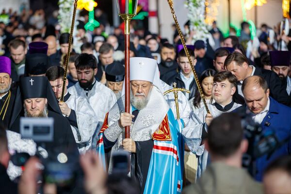 Частичка Благодатного огня прибыла в Молдову из Иерусалима - 11.04.2026, Sputnik Молдова