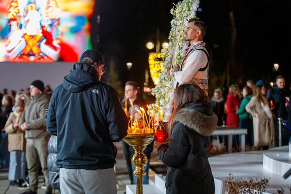 Частичка Благодатного огня прибыла в Молдову из Иерусалима - 11.04.2026, Sputnik Молдова