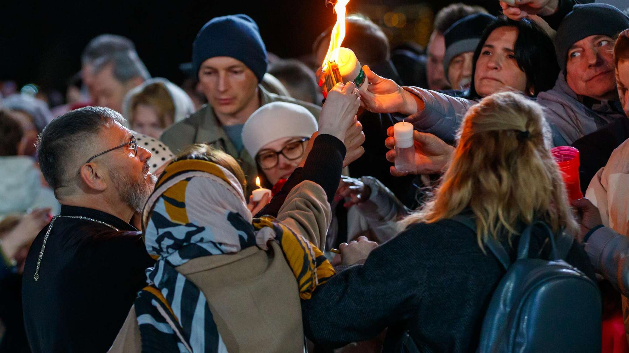 Благодатный огонь доставлен в Молдову из Иерусалима