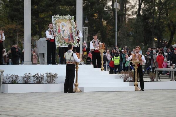 Частичка Благодатного огня прибыла в Молдову из Иерусалима - 11.04.2026, Sputnik Молдова