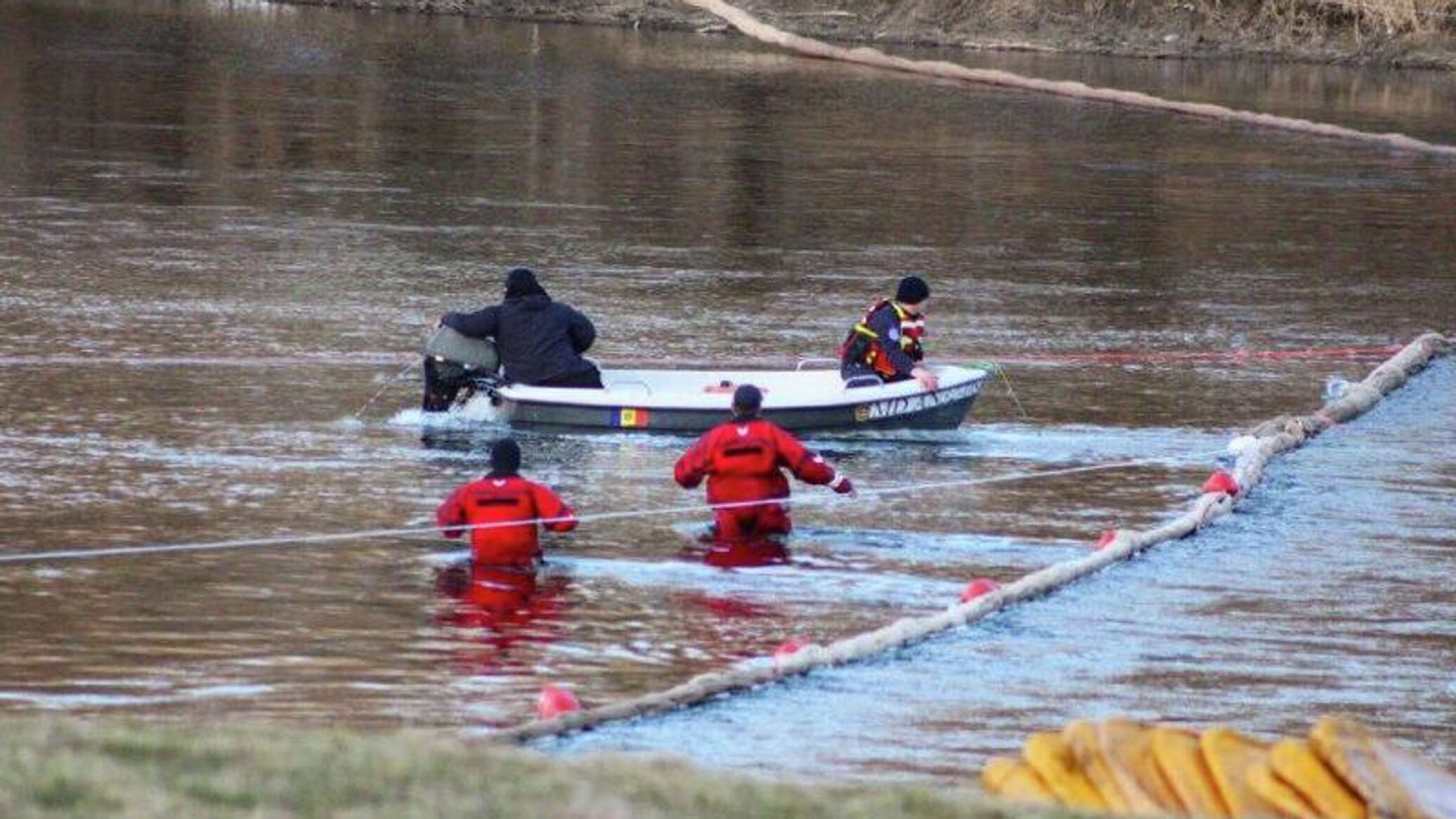 Пятна от нефтепродуктов вновь обнаружены на Днестре 
