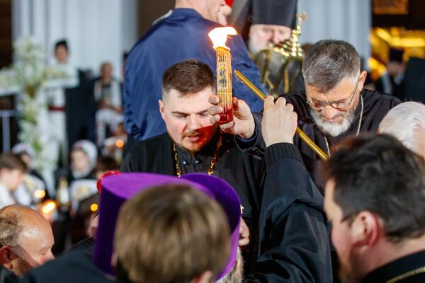 Частичка Благодатного огня прибыла в Молдову из Иерусалима - 11.04.2026, Sputnik Молдова