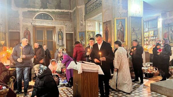 Частичка Благодатного огня прибыла в Молдову из Иерусалима - 11.04.2026, Sputnik Молдова