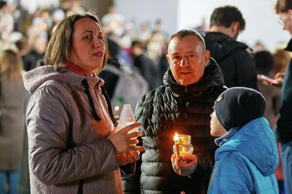 Частичка Благодатного огня прибыла в Молдову из Иерусалима - 11.04.2026, Sputnik Молдова
