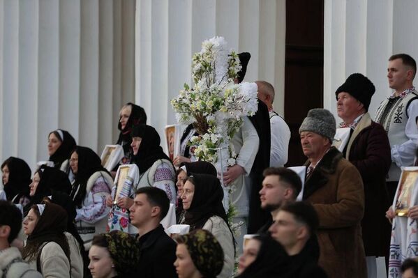 Частичка Благодатного огня прибыла в Молдову из Иерусалима - 11.04.2026, Sputnik Молдова