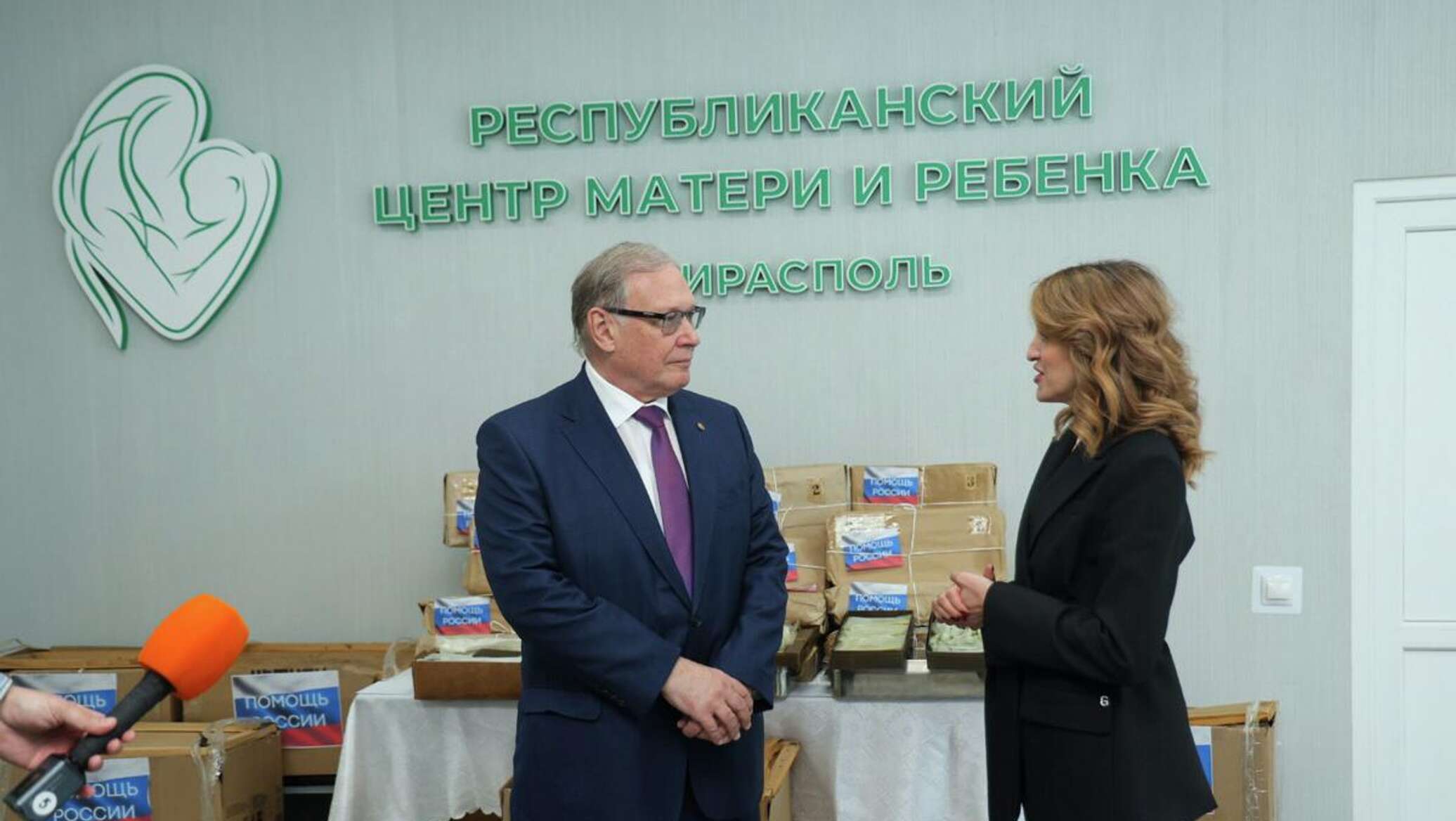 Посол России Озеров передал гуманитарную помощь больнице Тирасполя 