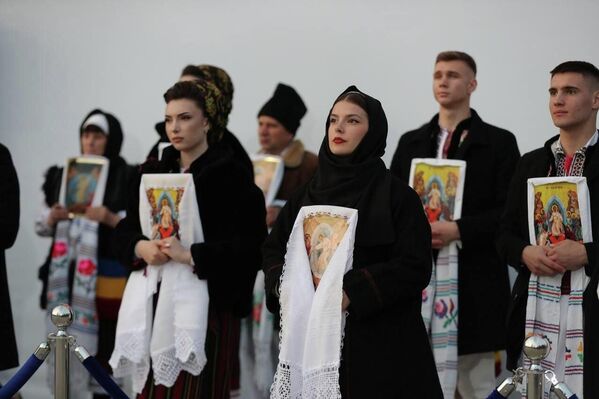 Частичка Благодатного огня прибыла в Молдову из Иерусалима - 11.04.2026, Sputnik Молдова