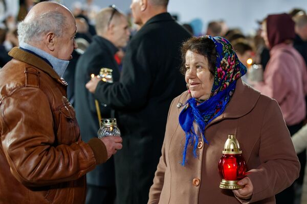 Частичка Благодатного огня прибыла в Молдову из Иерусалима - 11.04.2026, Sputnik Молдова