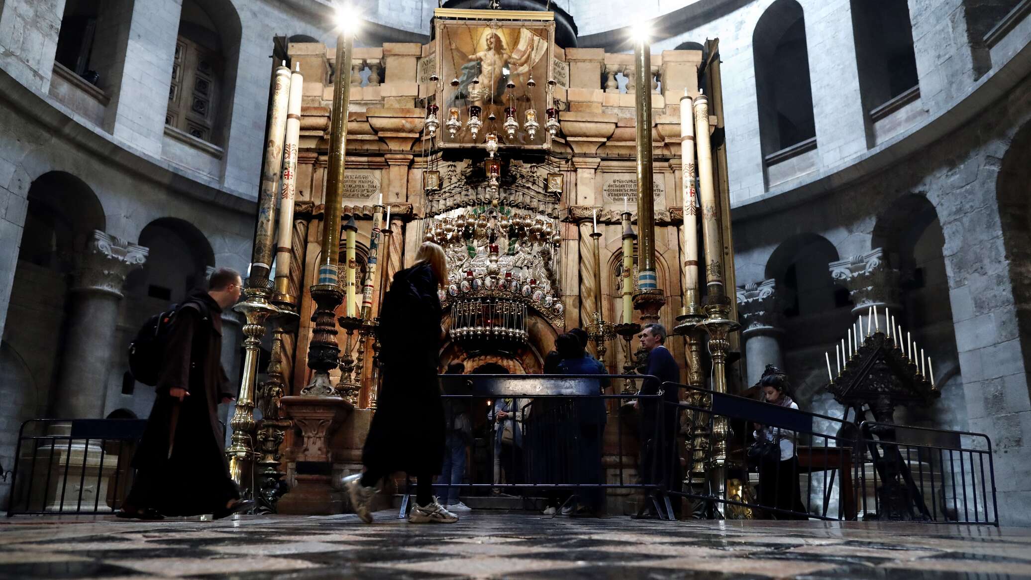 В ожидании Благодатного огня: Храм Гроба Господня открыт для прихожан 