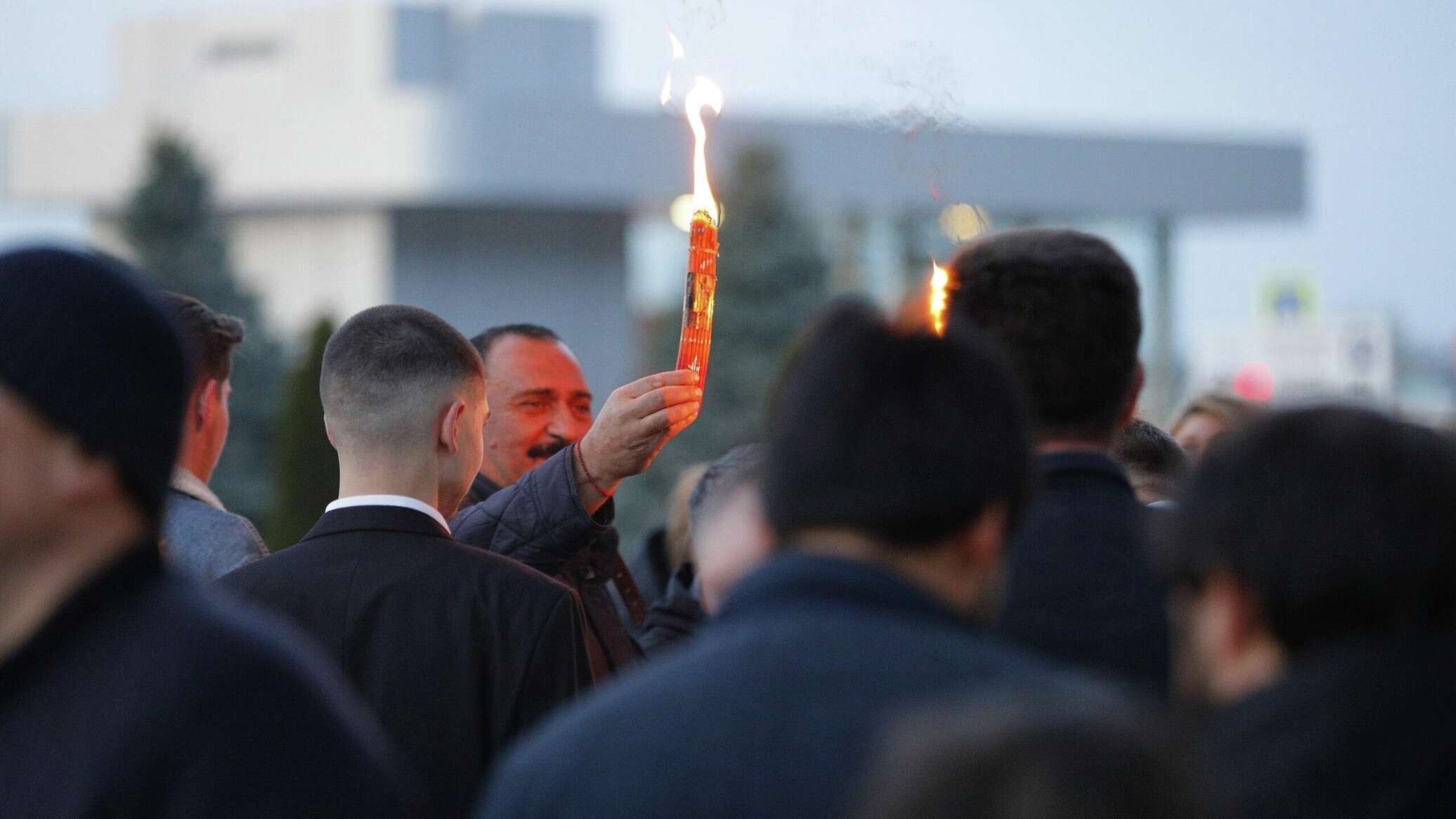 Благодатный огонь доставлен из Иерусалима в собор Рождества Христова в Кишиневе - 11.04.2026, Sputnik Молдова